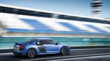Синий Audi R8 проверяет свои силы